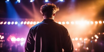 30岁男性参加唱歌比赛选什么歌合适？