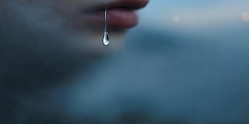 哭泣的眼泪无法闪躲究竟是哪首歌？